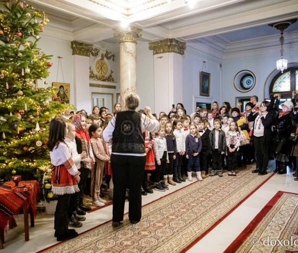 (Foto) Școala „Vasile Conta” Iași, clasele I C, A și B și clasa a IV-a B – Colindători la Reședința Mitropolitană 2022