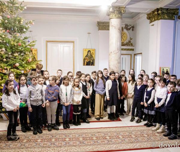 (Foto) Școala „Vasile Conta” Iași, clasele a II-a A și B – Colindători la Reședința Mitropolitană 2022