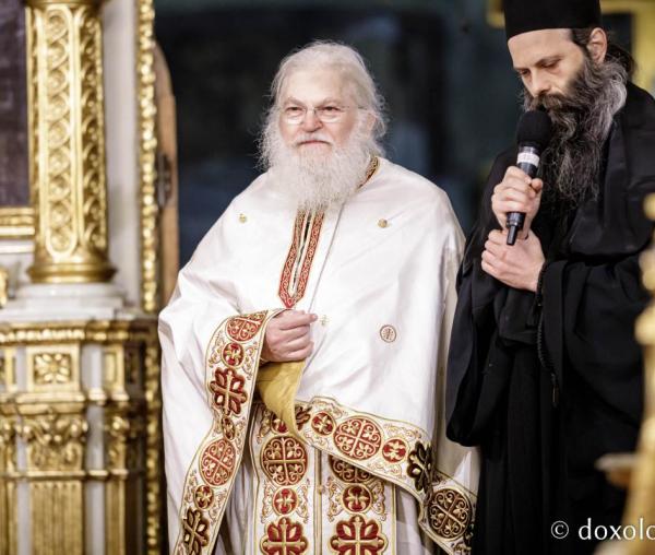 (Video) Arhim. Efrem Vatopedinul: „La Sfânta Liturghie, mintea se deschide ca să priceapă scripturile”