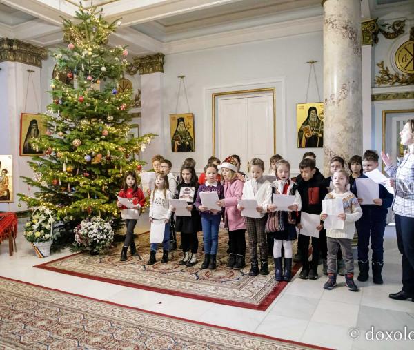 (Foto) Colegiul Național „Octav Băncilă”, clasa I  – Colindători la Reședința Mitropolitană 2022