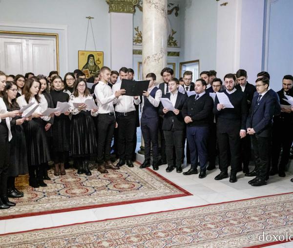 (Foto) Colegiul „Sf. Nicolae” din Iași – Colindători la Reședința Mitropolitană 2022