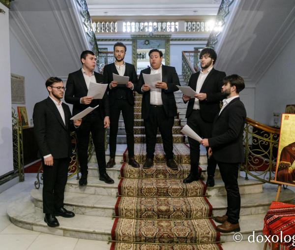 (Foto) Corala „Gavriil Muzicescu” a Mitropoliei Basarabiei – Colindători la Reședința Mitropolitană 2022