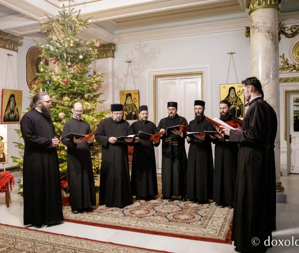 (Foto) Corul „Apostolii” al Protopopiatelor Iași 1,2 și 3 – Colindători la Reședința Mitropolitană 2022