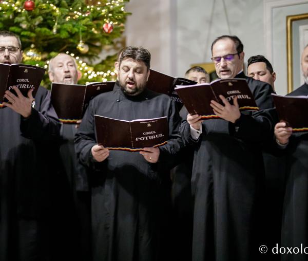 (Foto) Corul „Potirul”, Protopopiatul Hârlău – Colindători la Reședința Mitropolitană 2022