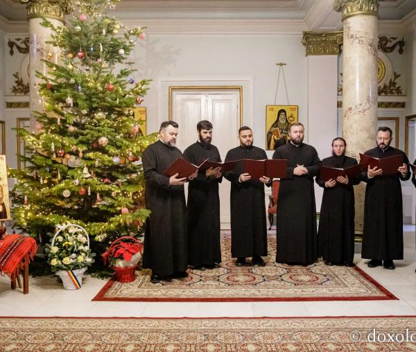 (Foto) Corul Visarion Puiu - Episcopia de Bălți – Colindători la Reședința Mitropolitană 2022