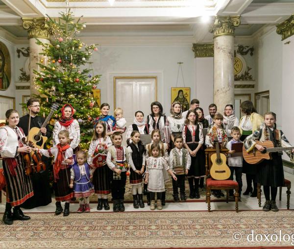 (Foto) Familiile diaconilor Catedralei Mitropolitane din Iași – Colindători la Reședința Mitropolitană 2022