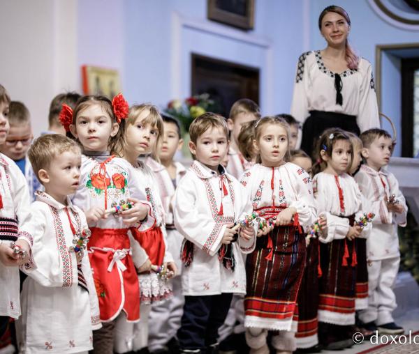 (Foto) Grădinița cu program prelungit nr. 4 din Iași, grupa mijlocie – Colindători la Reședința Mitropolitană 2022