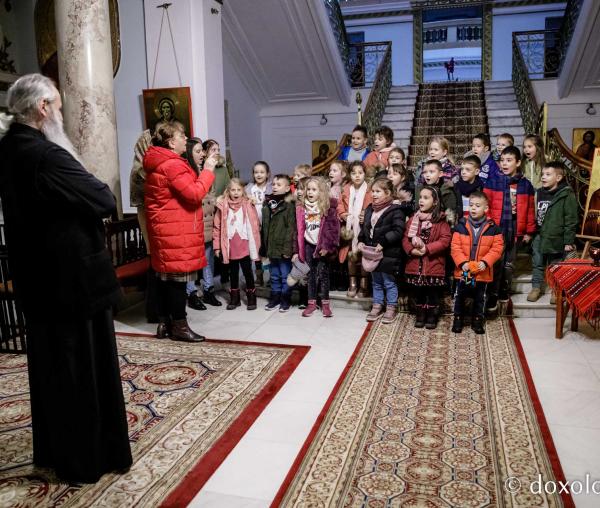 (Foto) Grădinița cu program prelungit nr. 16, Iași – Colindători la Reședința Mitropolitană 2022