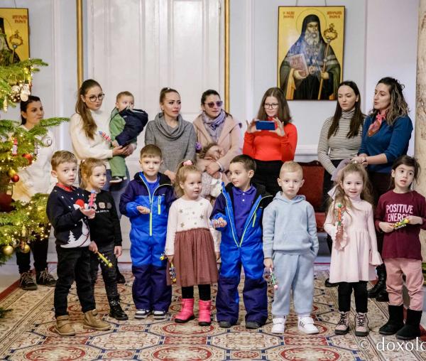 (Foto) Grădinița nr. 14 Iași – Colindători la Reședința Mitropolitană 2022