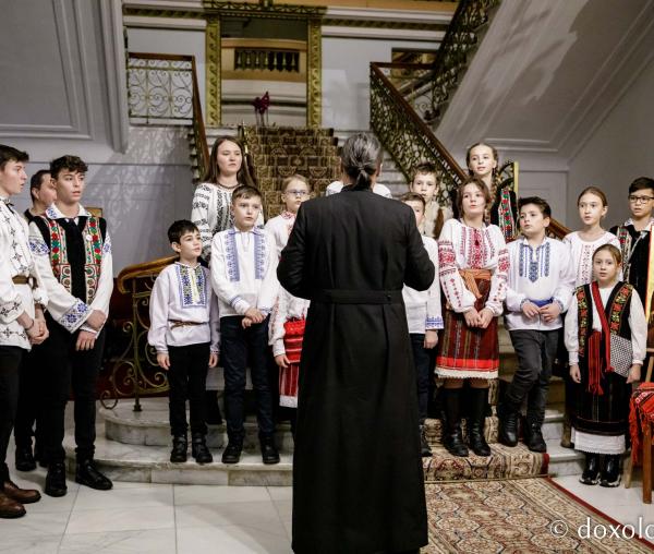 (Foto) Parohia „Sf. Dimitrie cel Nou” Bucium 2, Iași – Colindători la Reședința Mitropolitană 2022