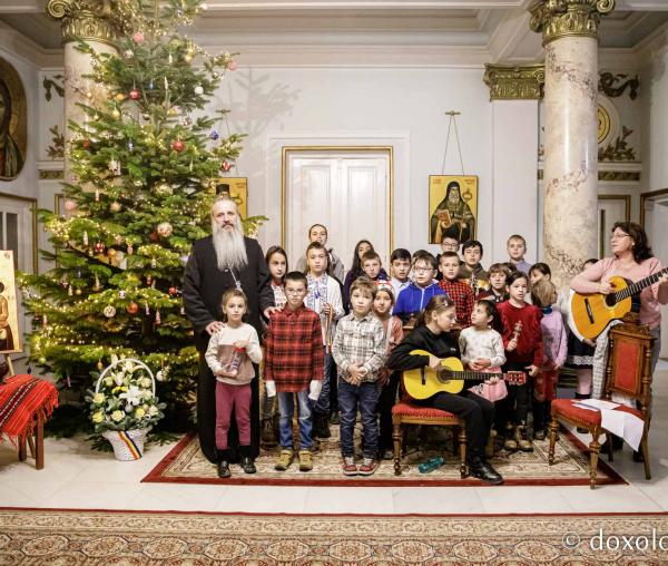 (Foto) Grupul de copii de la Centrul „Gustul Copilăriei” din Tomești – Colindători la Reședința Mitropolitană 2022