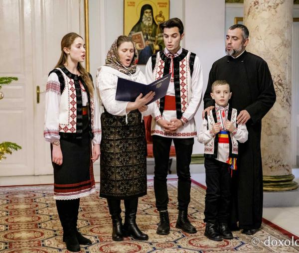(Foto) Grup Dondușăni Basarabia – Colindători la Reședința Mitropolitană 2022