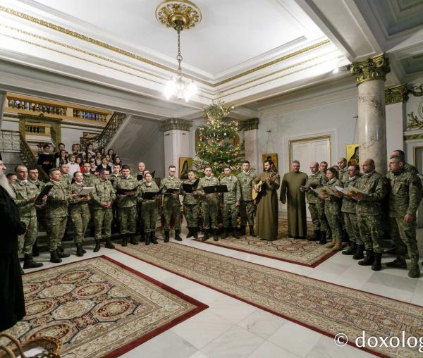 (Foto) Batalionul 151 Infanterie „Războieni”, Batalionului 634 Infanterie „Petrodava” și Batalionul 335 Artilerie „Alexandru cel Bun” – Colindători la Reședința Mitropolitană 2022