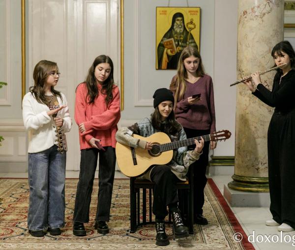 (Foto) Grup vocal-instrumental de la Colegiul Național de Artă „Octav Băncilă” din Iași – Colindători la Reședința Mitropolitană 2022