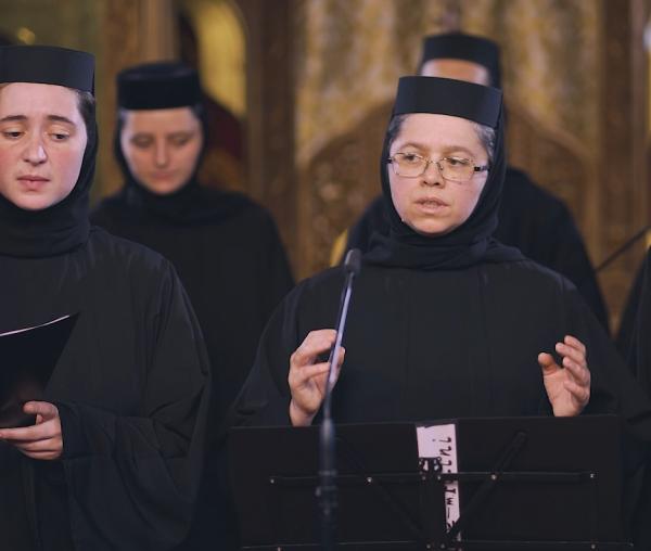 (Video) Corul maicilor de la Mănăstirea Paltin-Petru Vodă – Colind (Trup, tu dormi?)