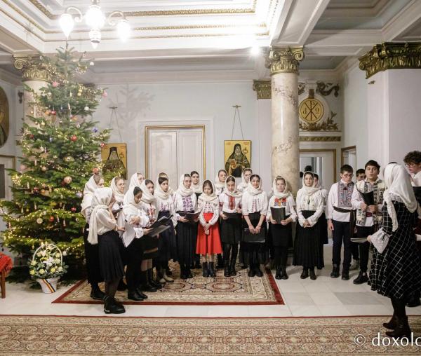 (Foto) Parohia Ceplenița – Colindători la Reședința Mitropolitană 2022