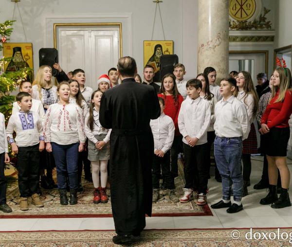 (Foto) Parohia Movileni – Colindători la Reședința Mitropolitană 2022