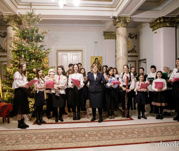 (Foto) Parohia Sfinții Brâncoveni  – Colindători la Reședința Mitropolitană 2022
