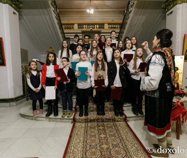 (Foto) Parohia „Sfântul Nectarie” Iași – Colindători la Reședința Mitropolitană 2022