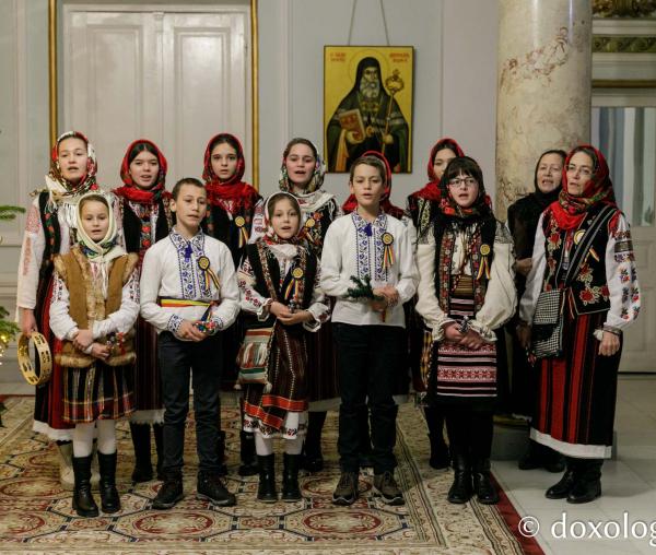(Foto) Parohia „Sfântul Vasile” Hârlău – Colindători la Reședința Mitropolitană 2022