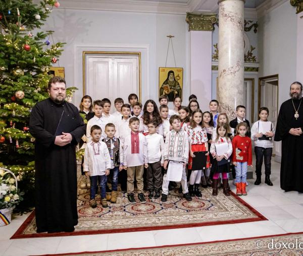 (Foto) Parohia Valea Adânca – Colindători la Reședința Mitropolitană 2022