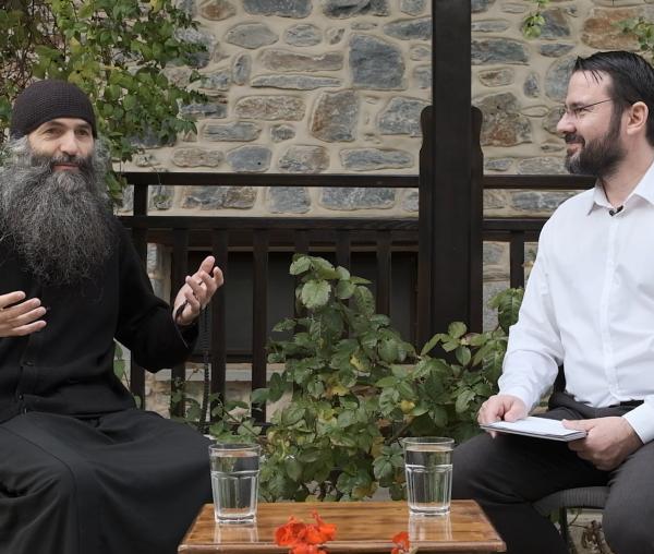 (Video) „Ferestre către suflet”, cu părintele Pimen Vlad (Muntele Athos) – „Să ne hrănim din bucuria credinţei!”
