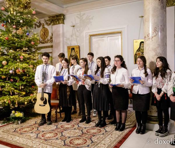 (Foto) Bursierii Provita Iași – Colindători la Reședința Mitropolitană 2022