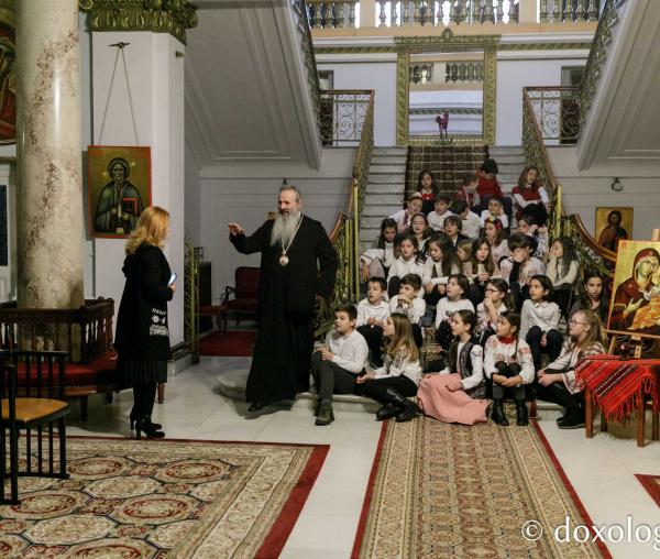 (Foto) Școala „Ștefan Bârsănescu” – Colindători la Reședința Mitropolitană 2022