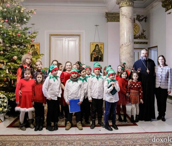 (Foto) Școala „Gh. I. Brătianu”, clasa a II-a – Colindători la Reședința Mitropolitană 2022