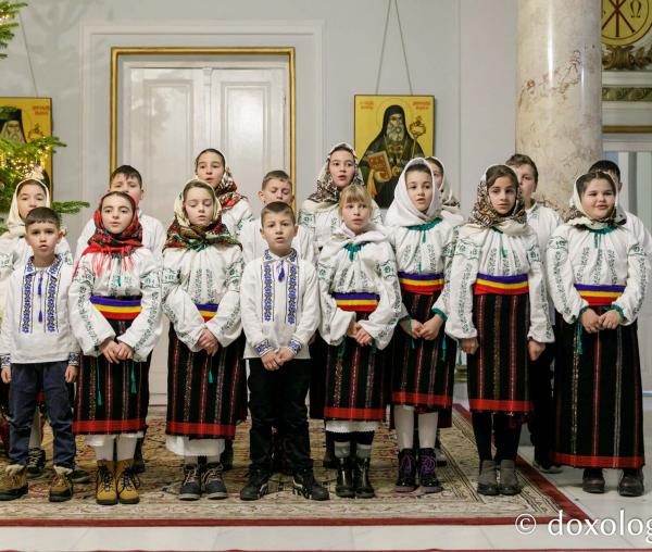 (Foto) Școala Todirești – Colindători la Reședința Mitropolitană 2022
