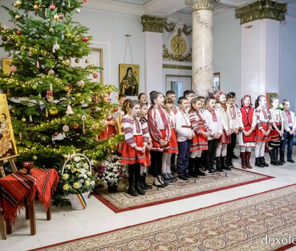 (Foto) Școala Tomești, clasa a III-a – Colindători la Reședința Mitropolitană 2022