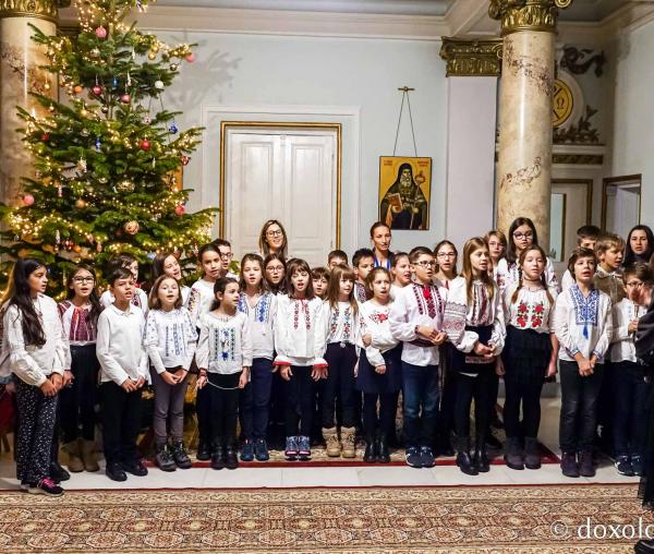 (Foto) Școala Varlaam, clasele a III-a și a IV-a – Colindători la Reședința Mitropolitană 2022