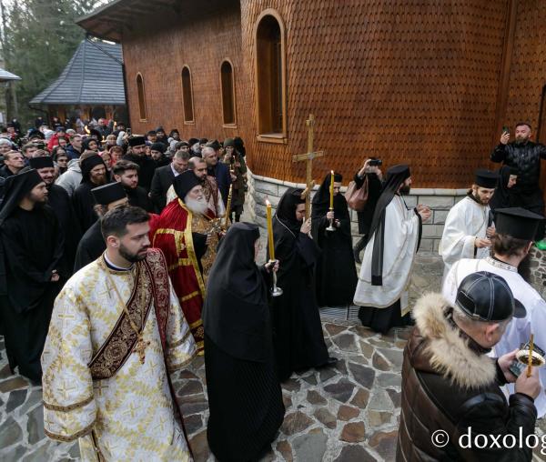 (Foto) Starețul Efrem Vatopedinul în vizită duhovnicească la mănăstirea Diaconești din județul Bacău