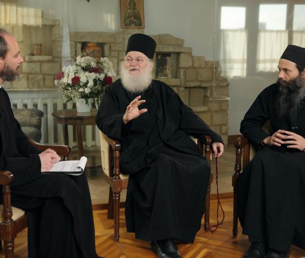 (Video) Interviu de excepție cu Arhim. Efrem Vatopedinul: Naşterea Domnului – praznicul familiei creştine