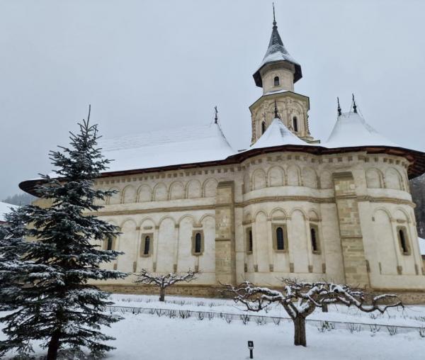 (Foto) Văl de nea peste Putna lui Ștefan
