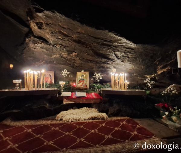(Foto) Procesiune la peștera Sfintei Teodora de la Sihla în noaptea trecerii dintre ani