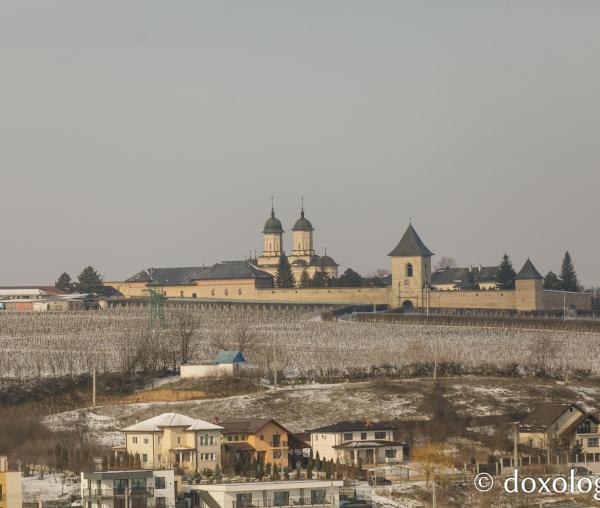 (Foto) Mănăstirea Cetățuia, sub veșmânt de zăpadă