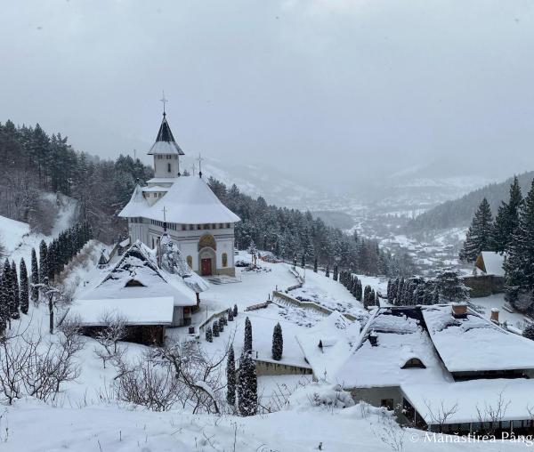 (Foto) Iarna peste Mănăstirea Pângărați