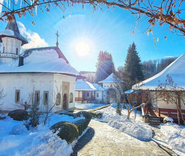 (Foto) Feerie de iarnă la Mănăstirea Sihăstria
