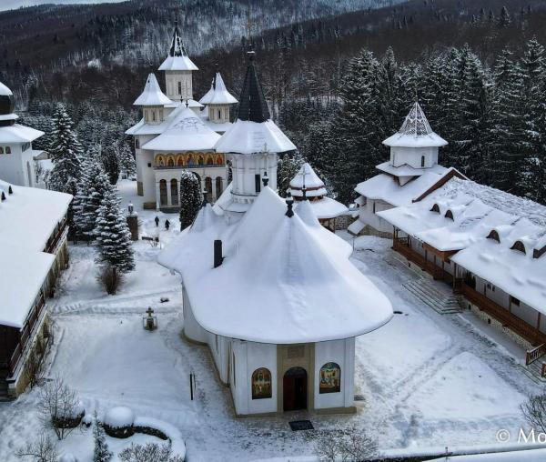 (Foto) Iarna peste Mănăstirea Sihastria