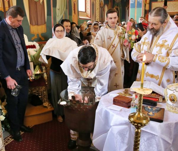 (Video) Liturghie baptismală și hirotonie de preot la Parohia Valea Racului