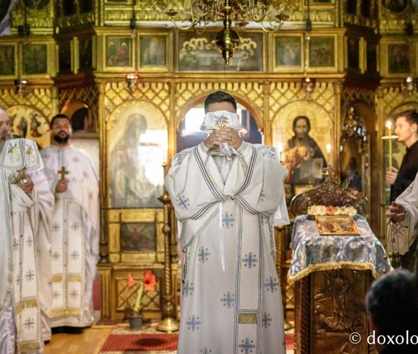 (Foto) „Să tacă tot trupul omenesc...” – Sfânta Liturghie din Sâmbăta Mare la Mănăstirea Bucium