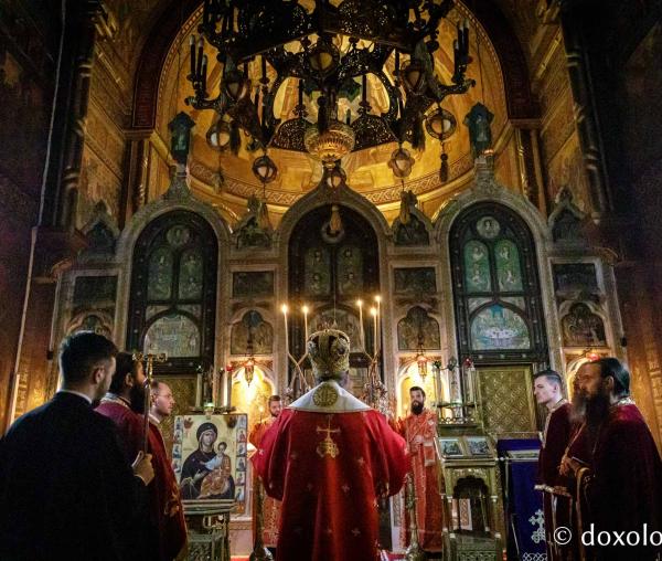 (Foto) Sfânta Liturghie din Joia Mare la Mănăstirea „Sfinții Trei Ierarhi”