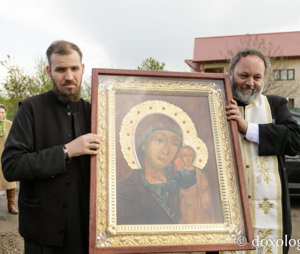 (Foto) Icoana Maicii Domnului „Siriaca” a fost adusă spre închinare la Parohia Galata II
