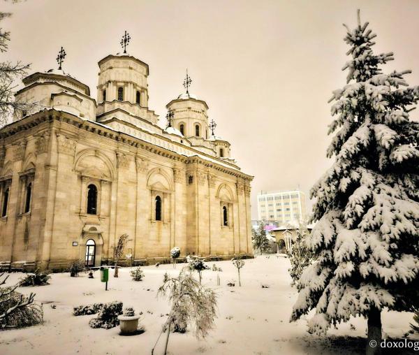 (Foto) Peisaj de iarnă în luna aprilie la Mănăstirea Golia