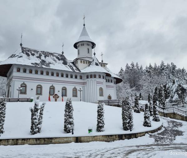 (Foto) Peisaj de iarnă în luna aprilie la Mănăstirea Pângărați