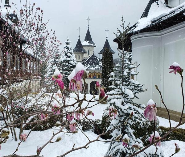 (Foto) Peisaj de iarnă în luna aprilie la Mănăstirea Sihăstria