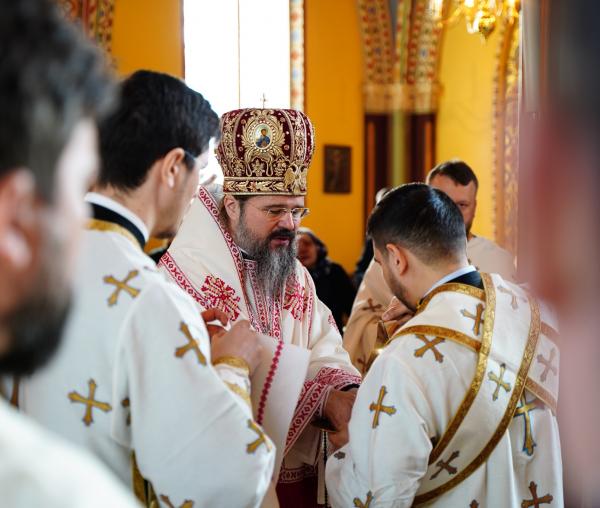 (Foto) Sfânta Liturghie și rânduiala spălării picioarelor, în biserica românească din Copenhaga, Regatul Danemarcei