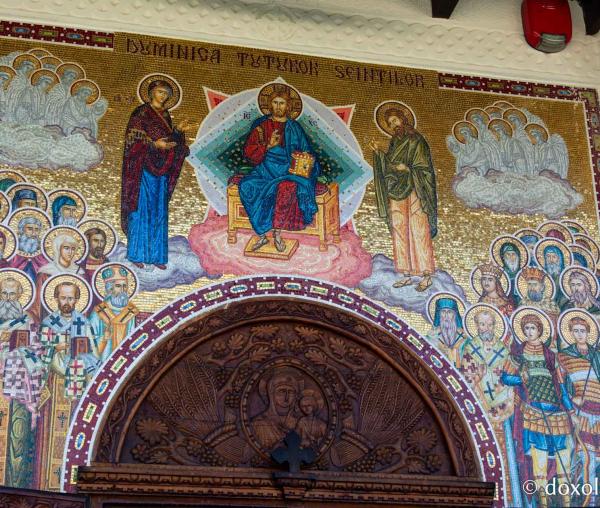 (Video) Biserica Mănăstirii Almaș, veche de peste două secole, a fost resfințită