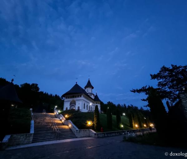 (Foto) Zile liniștite de mai la Mănăstirea Pângărați